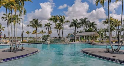 VILLA with private Pool in Naples Reserve