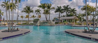 VILLA with private Pool in Naples Reserve
