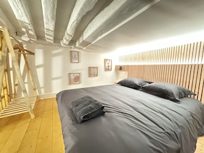 2 bedrooms, iron/ironing board, travel cot, free WiFi
