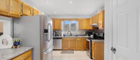 Réfrigérateur, four à micro-ondes, un four, surface de cuisson