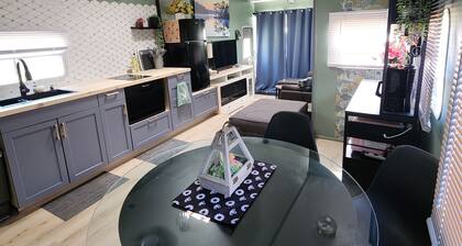 Farmstay cozy camper. 10 min to downtown. 20 miles to sanibel or ft myers Beach.