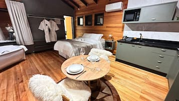 Quarto casal luxo, varanda | Wi-Fi de cortesia