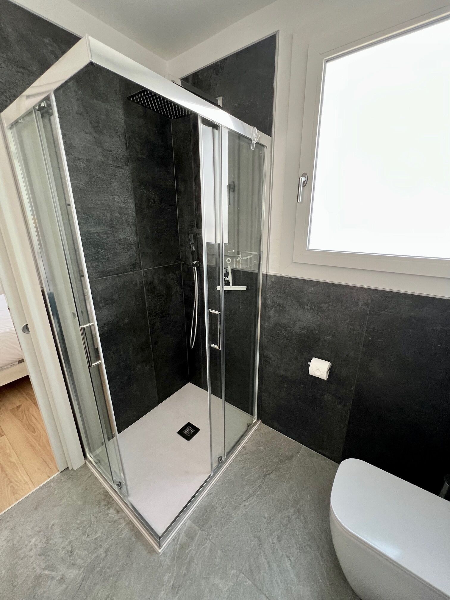 Secador de pelo, bidet, toallas, jabón