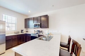 冷蔵庫、電子レンジ、オーブン、コンロ