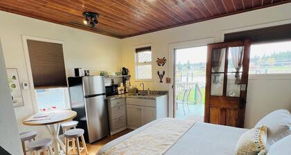 Charming cabin in beautiful La Conner with Hot tub