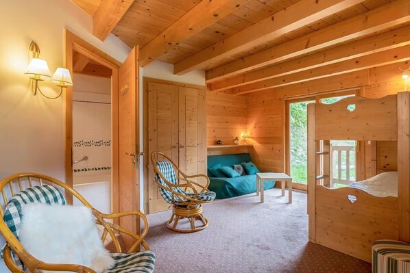 4 bedrooms, iron/ironing board, WiFi, bed sheets