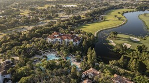 Un gran complejo turístico con varias edificaciones, piscina y campo de golf.