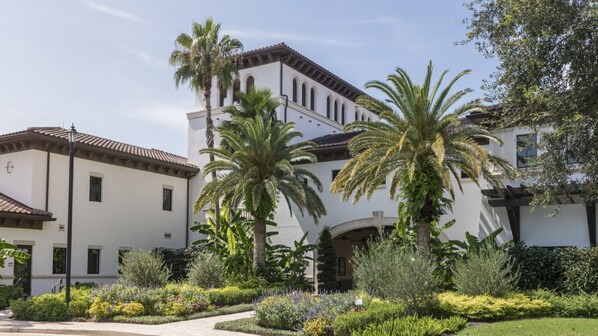 المنشأة من الخارج