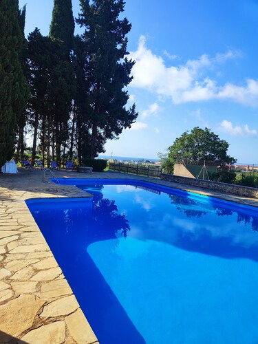 Farmhouse with swimming pool and tennis on a 1 hectare estate of orange and olive trees, 1 km from the sea.