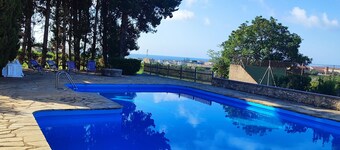 Farmhouse with swimming pool and tennis on a 1 hectare estate of orange and olive trees, 1 km from the sea.