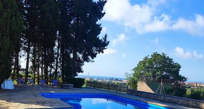 Farmhouse with swimming pool and tennis on a 1 hectare estate of orange and olive trees, 1 km from the sea.