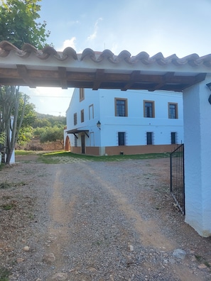 Property grounds - Farmhouse with swimming pool and tennis on a 1 hectare estate of orange and olive trees, 1 km from the sea. (Alcanar)