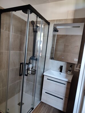 Shower, hair dryer, bidet, towels - Farmhouse with big swimming pool and tennis. (Alcanar)