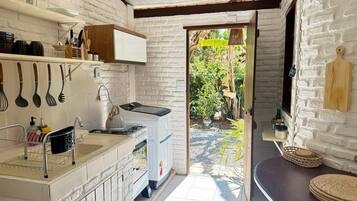 House | Private kitchen | Microwave, cookware/dishes/utensils