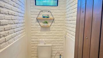 Chalet | Badezimmer | Dusche, Handtücher, Toilettenpapier