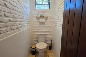 Apartamento | Baño | Ducha, toallas y papel higiénico