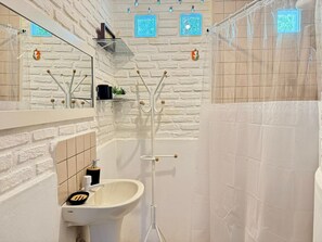 Chalet | Bathroom | Shower, towels, toilet paper