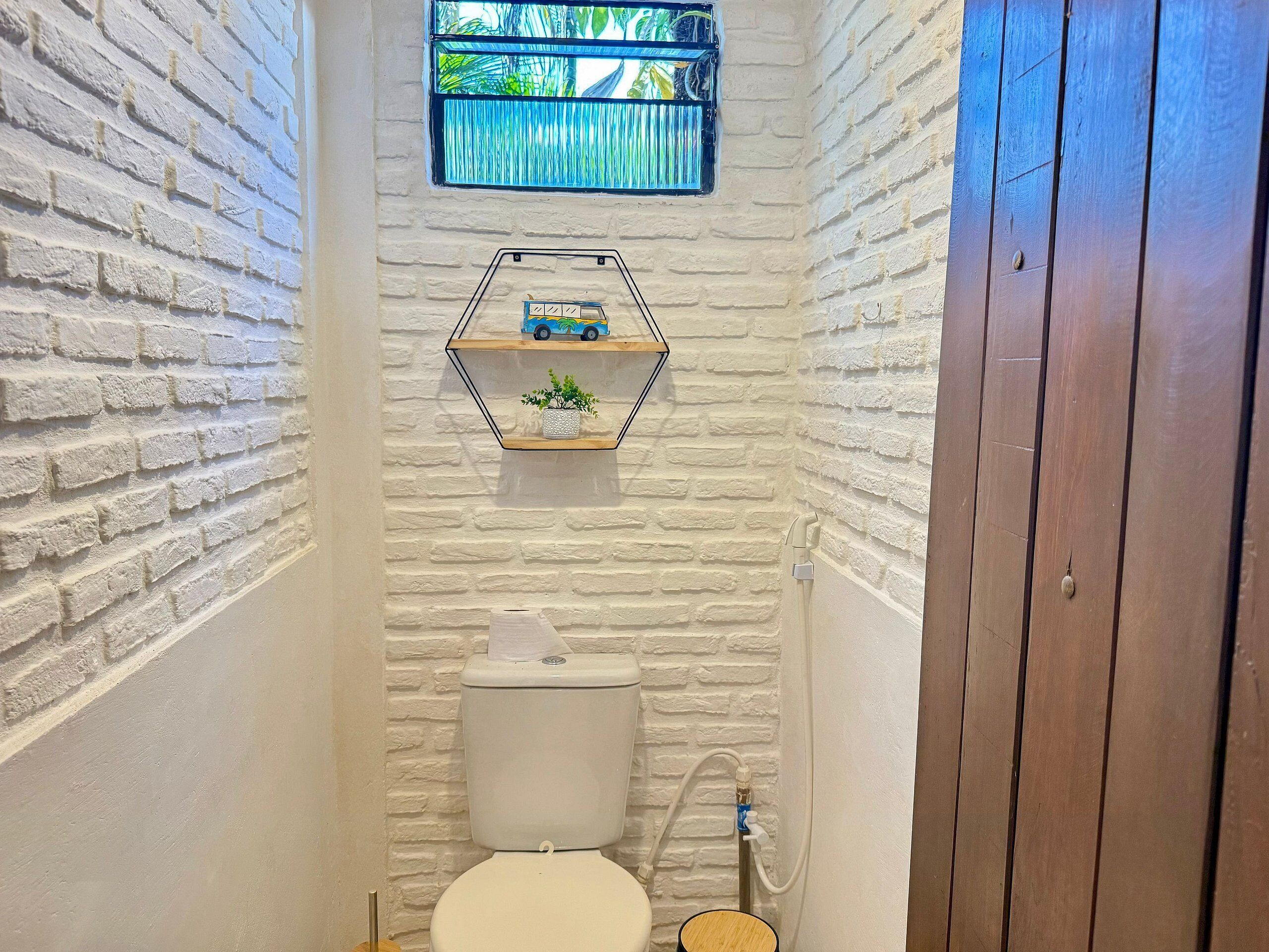 Casa | Banheiro | Chuveiro, toalhas de banho, papel higiênico 