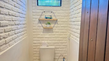 Casa | Banheiro | Chuveiro, toalhas de banho, papel higiênico