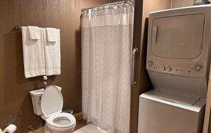 Shower, towels - The Sandtown 3 bedroom Cabin (Vian)