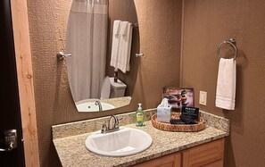 Shower, towels - The Sandtown 3 bedroom Cabin (Vian)