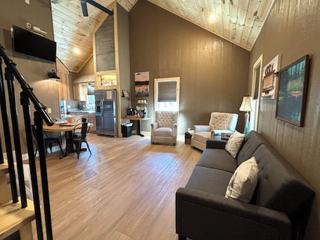 TV. The Sandtown 3 bedroom Cabin