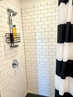 Dusche, Haartrockner, Seife, Shampoo