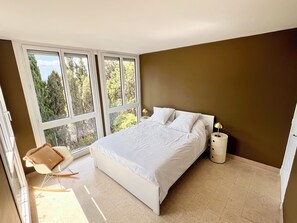 3 bedrooms, iron/ironing board, bed sheets