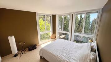 3 bedrooms, iron/ironing board, bed sheets