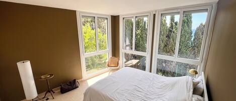 3 bedrooms, iron/ironing board, bed sheets