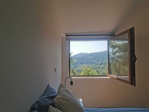 Tabla de planchar con plancha y ropa de cama