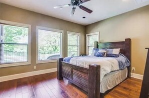 4 bedrooms, iron/ironing board, WiFi, bed sheets