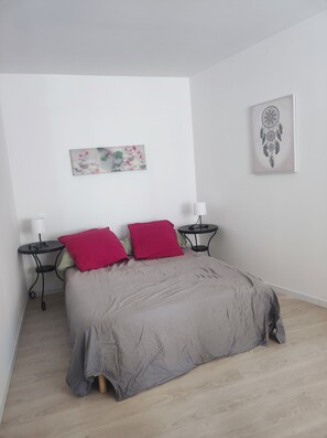 Iron/ironing board, WiFi, bed sheets