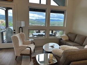 Living area - Perfect 3-bedroom townhome in Winter Park (Winter Park)