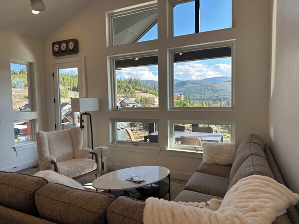 Living area - Perfect 3-bedroom townhome in Winter Park (Winter Park)