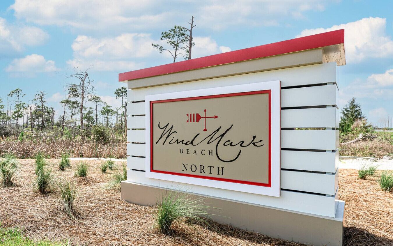 Segnale per Wind Mark Beach North, con un design semplice e una freccia direzionale.