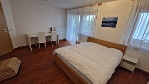 3 quartos, ferros/tábuas de passar roupa, Wi-Fi, roupa de cama