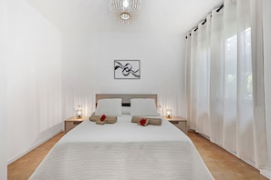 Apartamento conforto | Roupas de cama premium, edredons de pluma, ferros/tábuas de passar roupa
