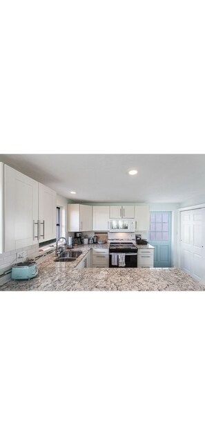 Fridge, microwave, oven, stovetop - Charming 2-bedroom house in gorgeous Longboat Key (Longboat Key)