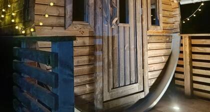 Stilvolle Ferienwohnung mit Fasssauna im Grünen