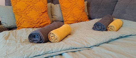 1 makuuhuone, työpöytä, silitysrauta/-lauta, vauvan matkasänky