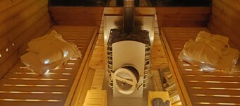 Stylish vacation apartment with barrel sauna in the countryside