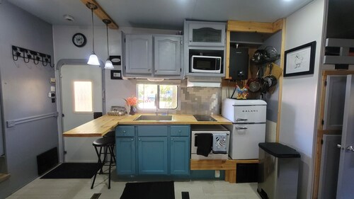 Farmstay cozy camper. 10 min to downtown. 20 miles to Sanibel. 30 min to airport