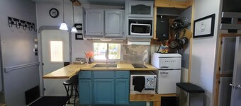 Farmstay cozy camper. 10 min to downtown. 20 miles to Sanibel. 30 min to airport