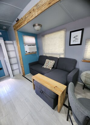 TV - Farmstay cozy camper. 10 min to downtown. 20 miles to Sanibel. 30 min to airport (North Fort Myers)