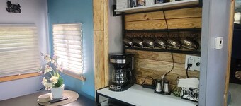 Farmstay cozy camper. 10 min to downtown. 20 miles to Sanibel. 30 min to airport