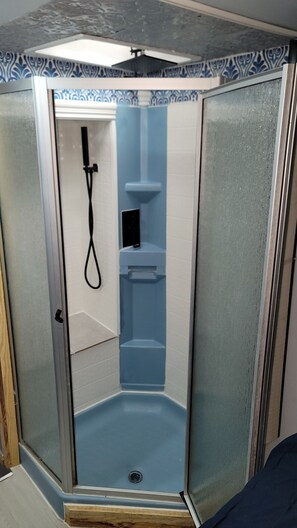 Ducha, secador de pelo, toallas, jabón