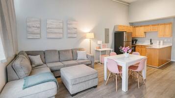 Televisión, chimenea y oficina