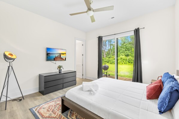 Desk, iron/ironing board, WiFi, bed sheets
