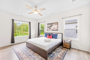 Desk, iron/ironing board, WiFi, bed sheets
